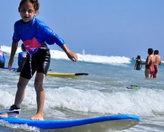  在 64 区探索冲浪 